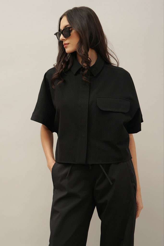 Minimalist Black Short-Sleeve Shirt and Relaxed Pants – Modern Women's Fashion
A sleek black short-sleeve button-up shirt with a boxy fit, paired with relaxed black drawstring pants. Perfect for an effortless, minimalist aesthetic.