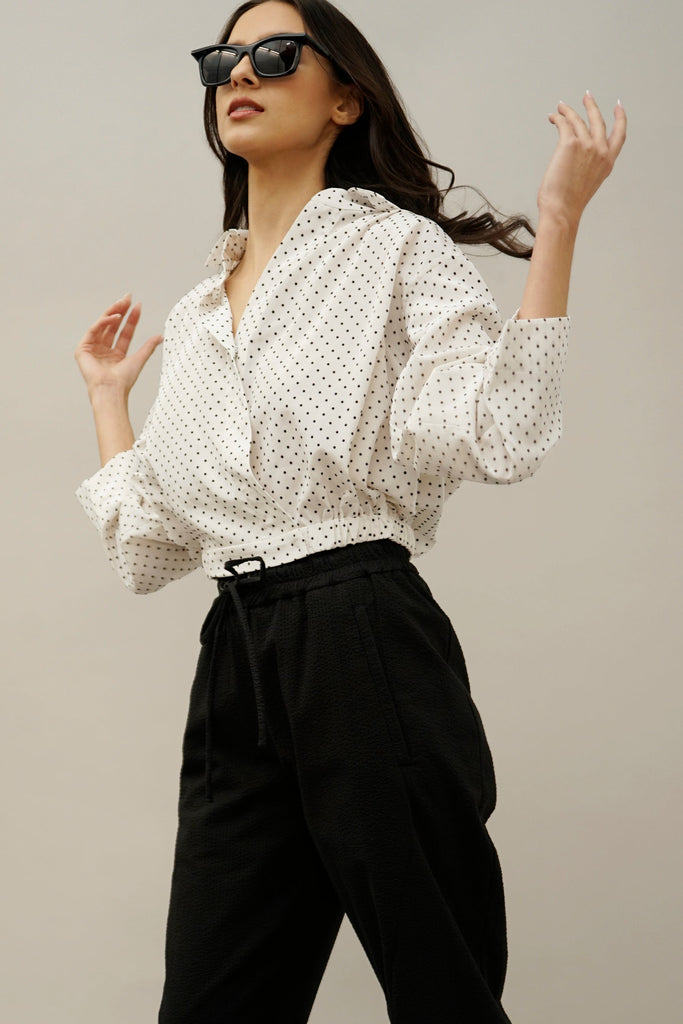 Elegant Polka Dot Blouse and High-Waisted Black Pants – Modern Women’s Fashion
A stylish white polka dot blouse with a cinched waist, paired with high-waisted black trousers. A chic and sophisticated outfit for any occasion.