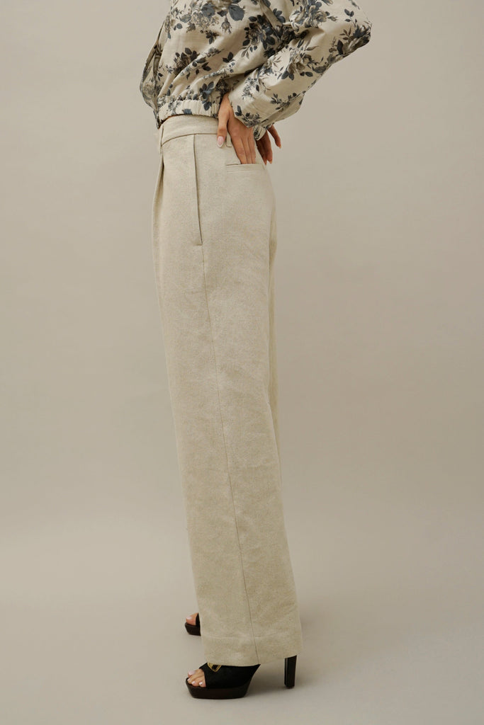 Women's beige wide-leg pleated trousers – high-waisted linen-cotton blend pants with front pleats and side pockets.